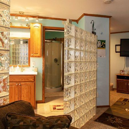 Shane Acres Country Inn Juneau エクステリア 写真