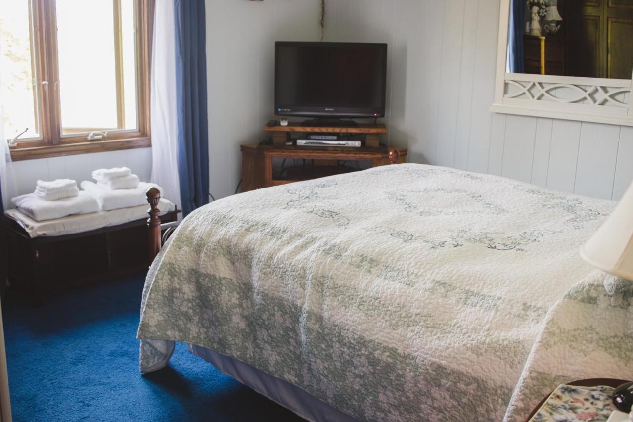 Shane Acres Country Inn Juneau エクステリア 写真