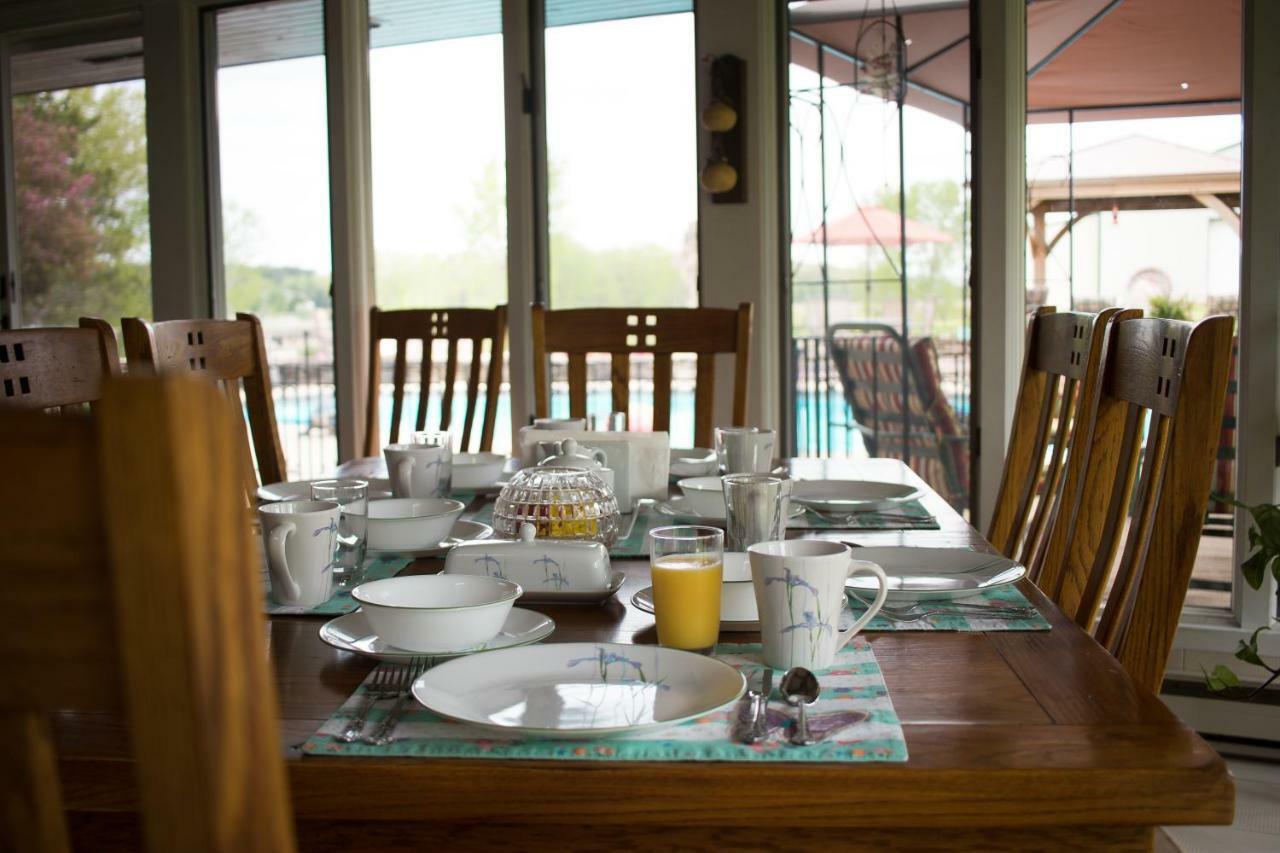 Shane Acres Country Inn Juneau エクステリア 写真