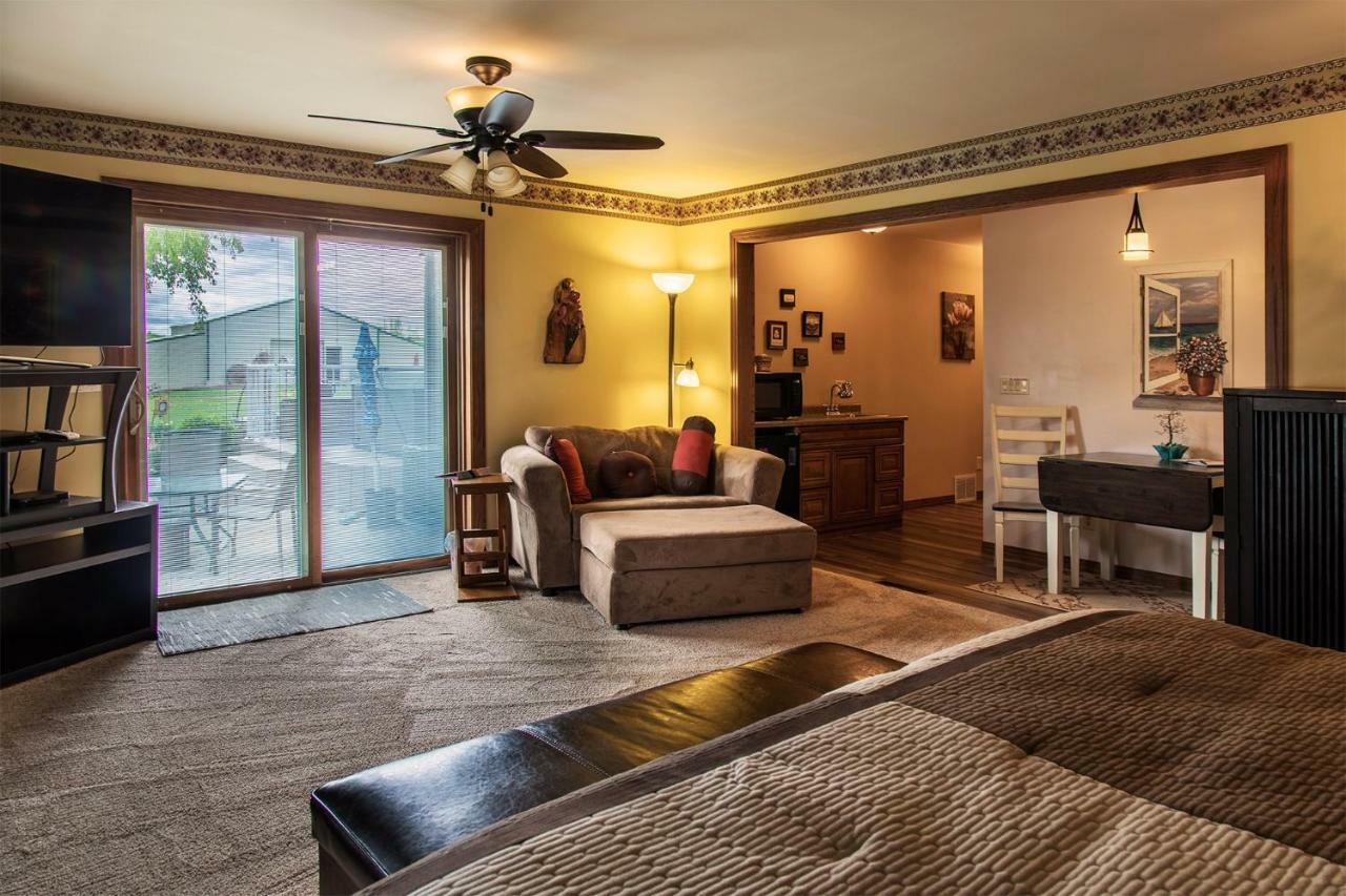Shane Acres Country Inn Juneau エクステリア 写真