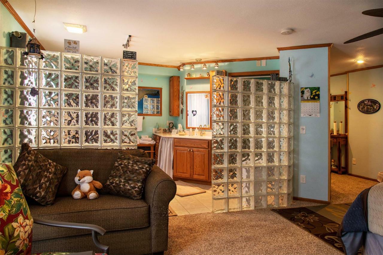 Shane Acres Country Inn Juneau エクステリア 写真