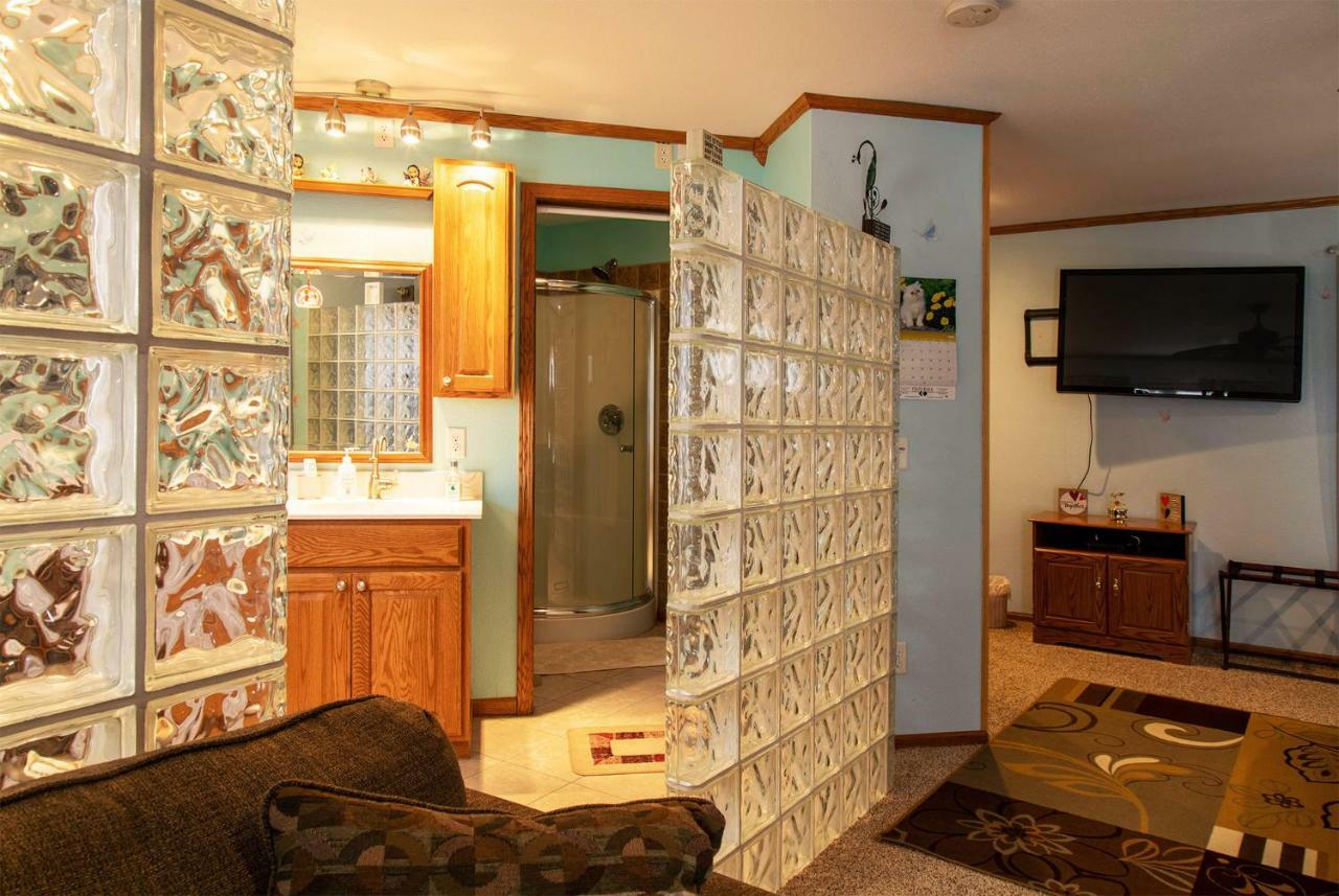 Shane Acres Country Inn Juneau エクステリア 写真