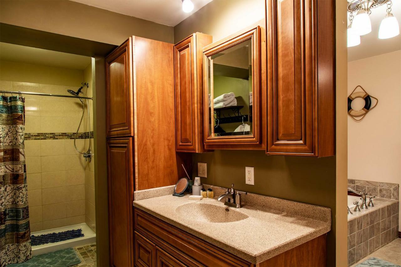 Shane Acres Country Inn Juneau エクステリア 写真