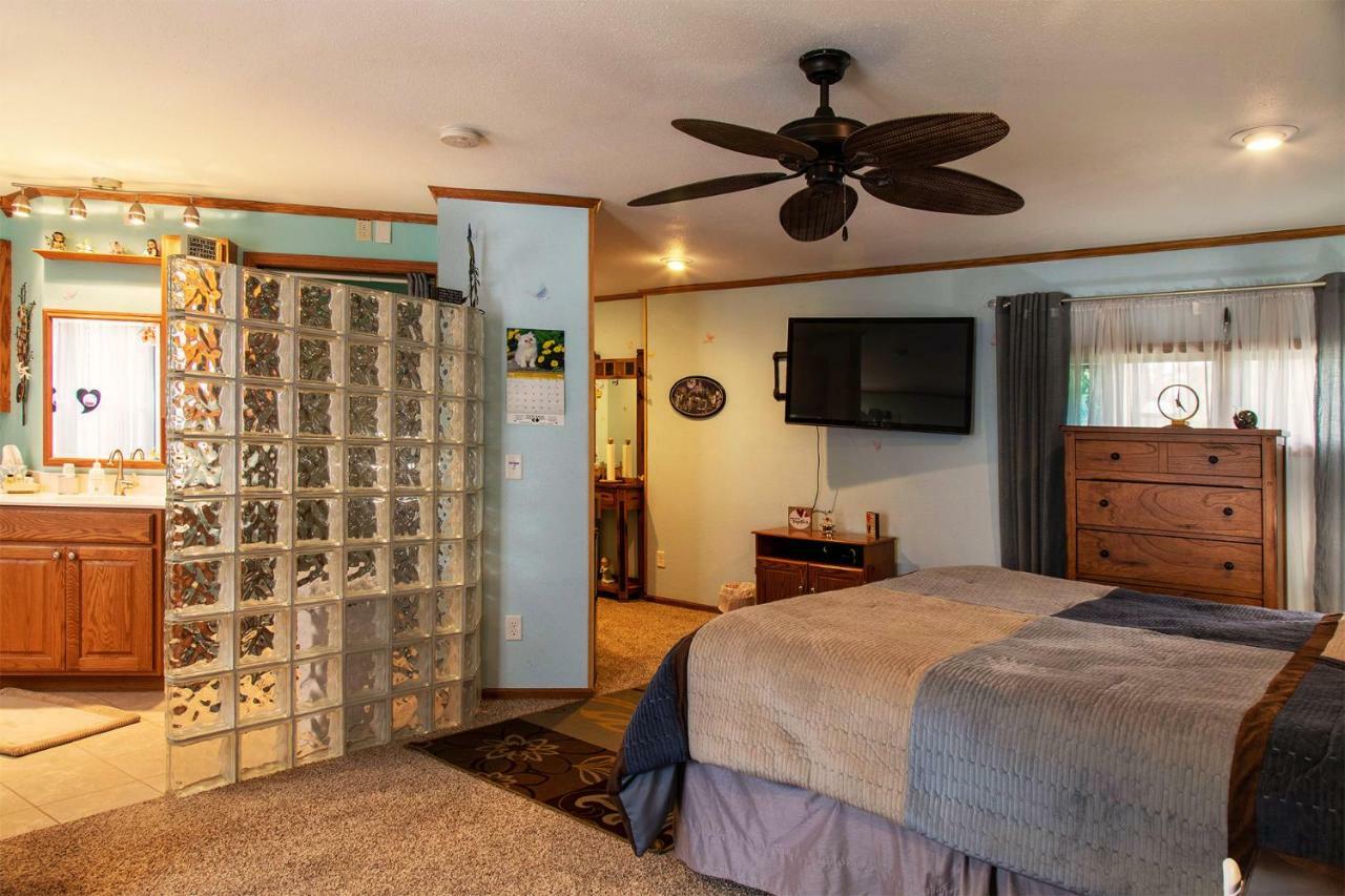 Shane Acres Country Inn Juneau エクステリア 写真