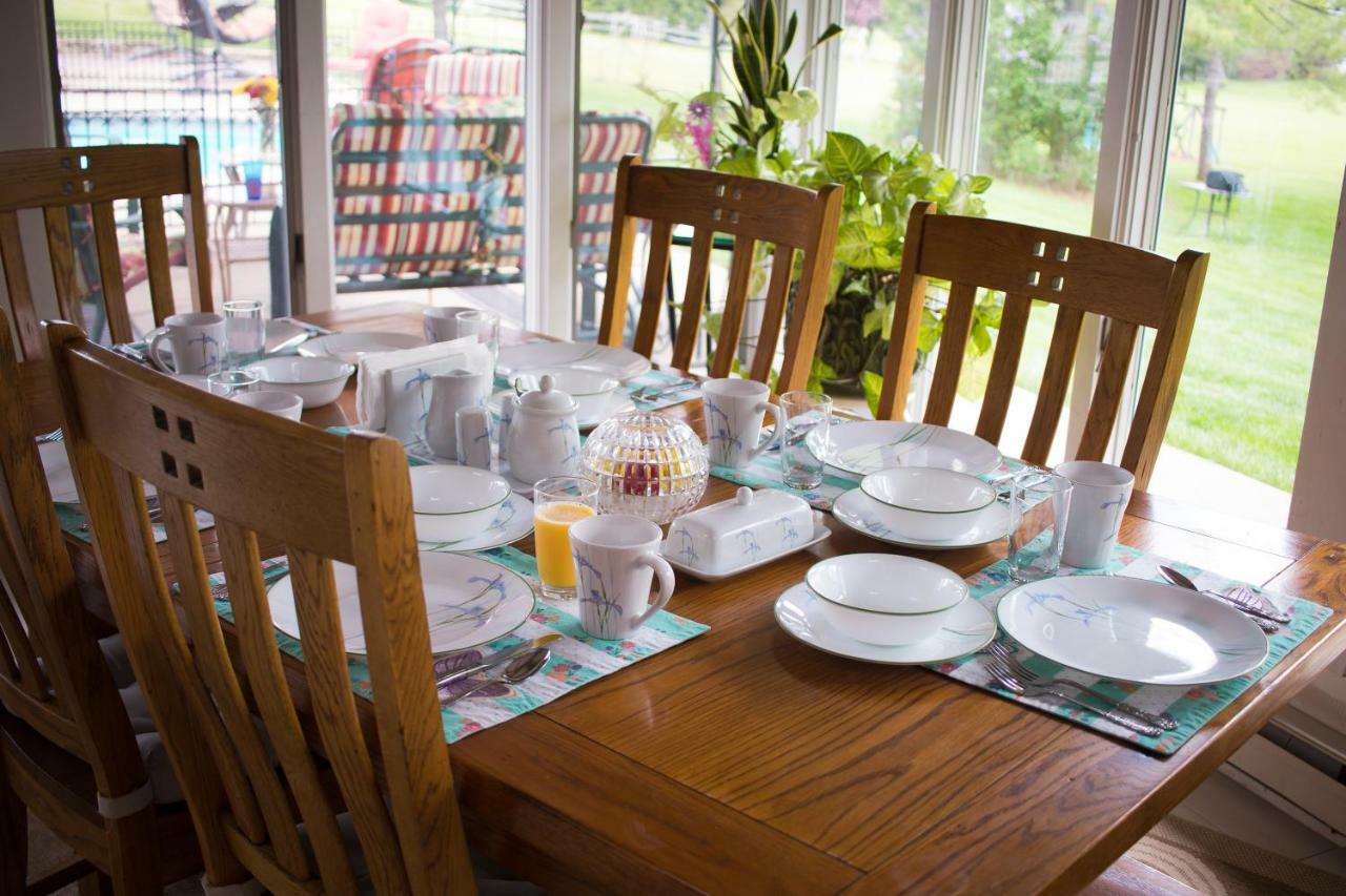 Shane Acres Country Inn Juneau エクステリア 写真