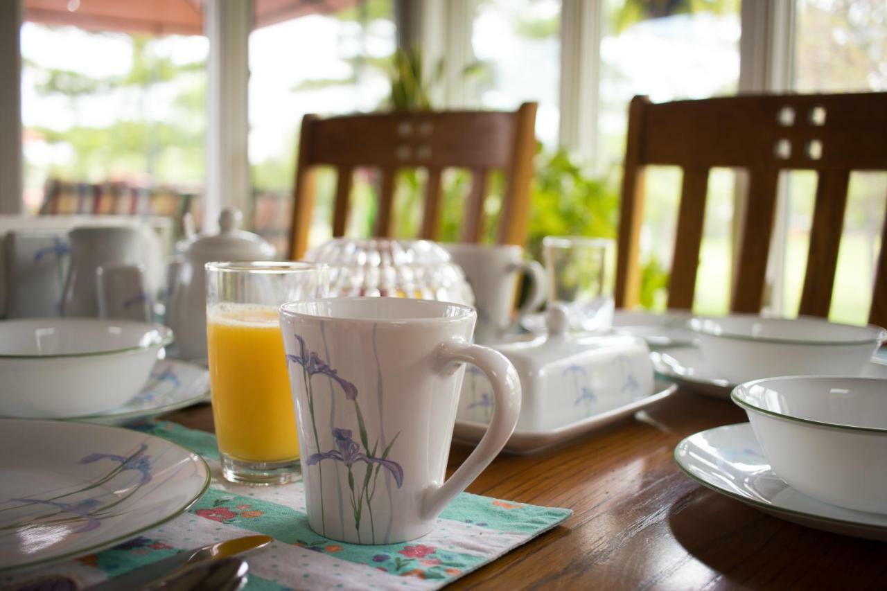 Shane Acres Country Inn Juneau エクステリア 写真