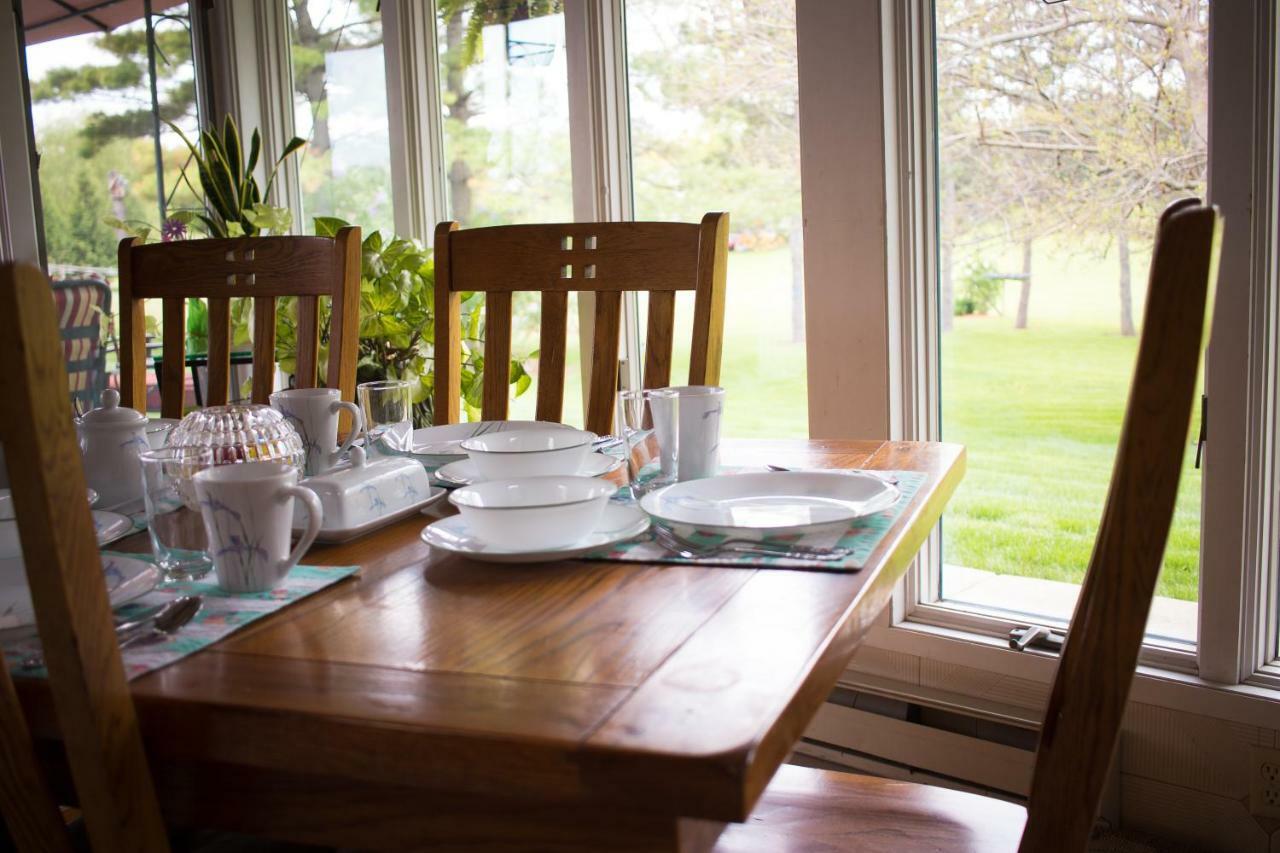 Shane Acres Country Inn Juneau エクステリア 写真